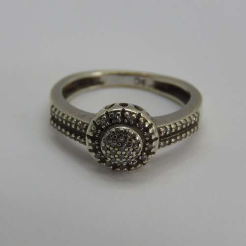 9kt White gold ring with about 66 small diamonds - Weighs 2,4 g - Size J