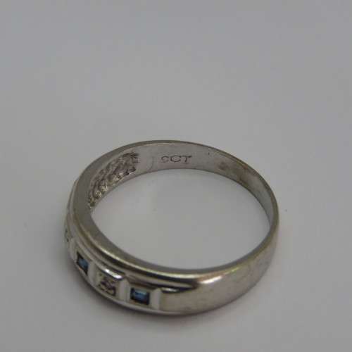 9kt white gold ring with sapphires and diamonds - Weighs 3,0 g - Size Q