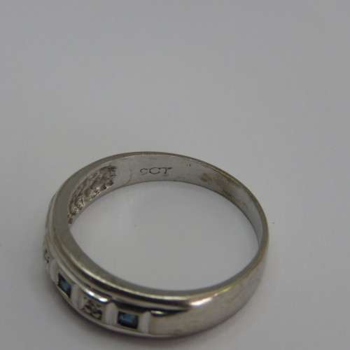 9kt white gold ring with sapphires and diamonds - Weighs 3,0 g - Size Q