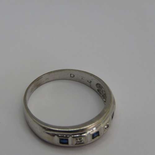 9kt white gold ring with sapphires and diamonds - Weighs 3,0 g - Size Q