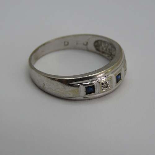9kt white gold ring with sapphires and diamonds - Weighs 3,0 g - Size Q