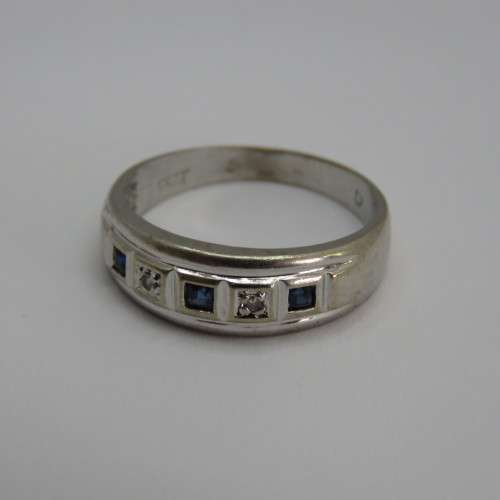 9kt white gold ring with sapphires and diamonds - Weighs 3,0 g - Size Q