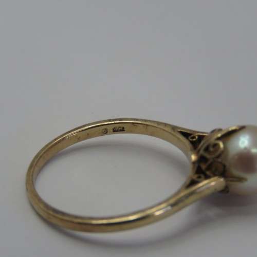 9kt Gold pearl ring - Weighs 2,4 g - Size N