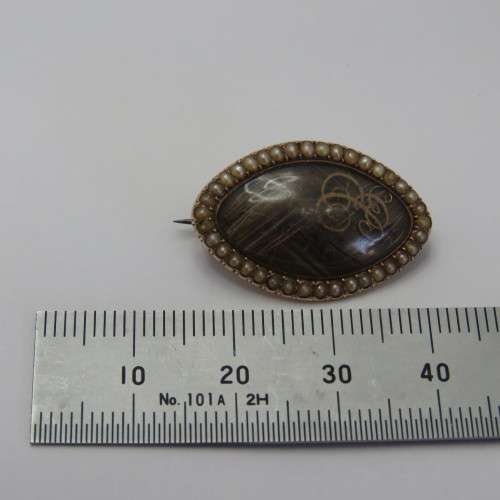 14kt Golden Antique memorial brooch with hair insert - Weighs 3,5 g