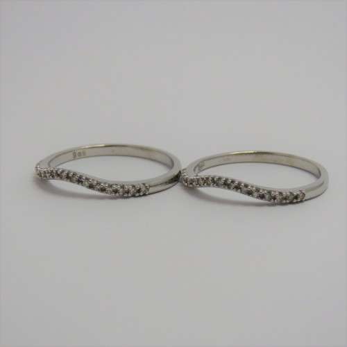 Pair of 9ct white gold accompanying rings/bands with about 15 diamonds each - Very well made