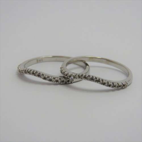 Pair of 9ct white gold accompanying rings/bands with about 15 diamonds each - Very well made