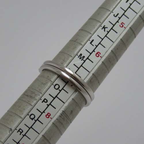 Pair of 9ct white gold accompanying rings/bands with about 15 diamonds each - Very well made