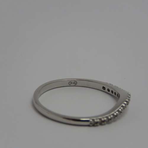 Pair of 9ct white gold accompanying rings/bands with about 15 diamonds each - Very well made