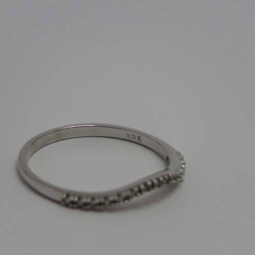 Pair of 9ct white gold accompanying rings/bands with about 15 diamonds each - Very well made