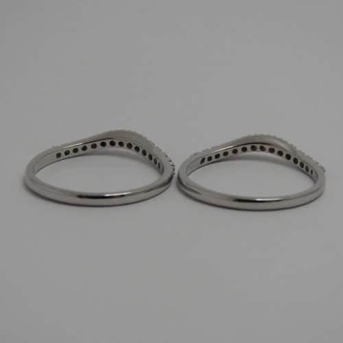 Pair of 9ct white gold accompanying rings/bands with about 15 diamonds each - Very well made