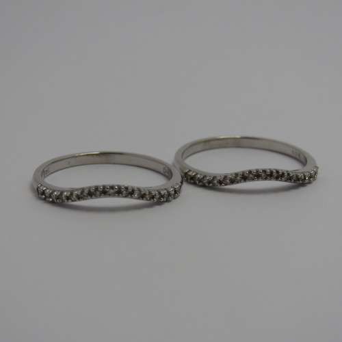 Pair of 9ct white gold accompanying rings/bands with about 15 diamonds each - Very well made