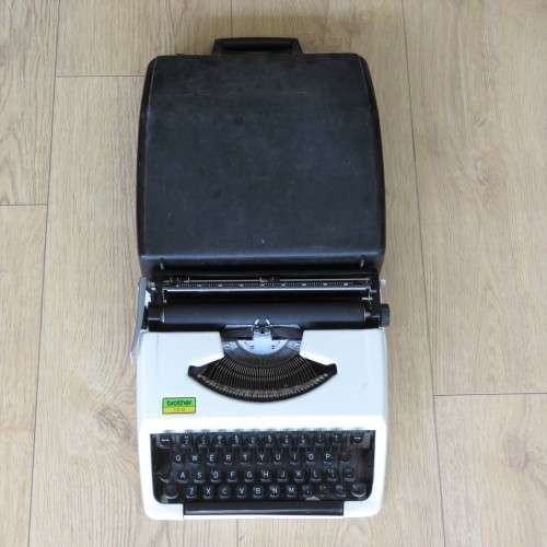 Brother 100 typewriter - Small portable type in decent working condition  - C 33732183 - 1963 +-