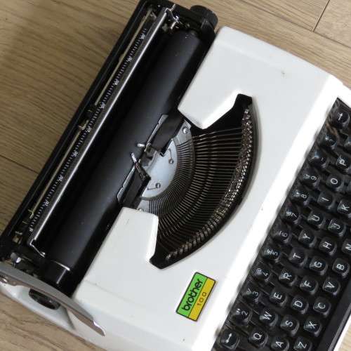 Brother 100 typewriter - Small portable type in decent working condition  - C 33732183 - 1963 +-