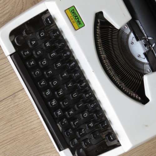 Brother 100 typewriter - Small portable type in decent working condition  - C 33732183 - 1963 +-