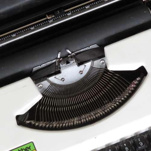 Brother 100 typewriter - Small portable type in decent working condition  - C 33732183 - 1963 +-