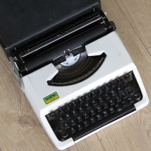 Brother 100 typewriter - Small portable type in decent working condition  - C 33732183 - 1963 +-