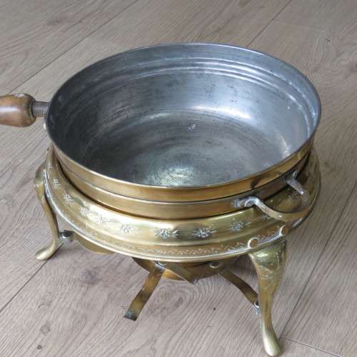 Antique brass bain-marie on stand with burner - Beautiful ornate piece - 25 x 25 cm - 19 cm High