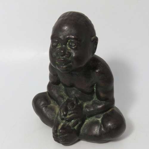 Small unmarked Bronze statue of native child - 1554g