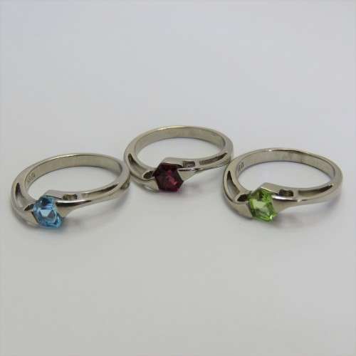 Costume lot of 3 rings with different color stones - Never worn - Silver look-alike - Size L