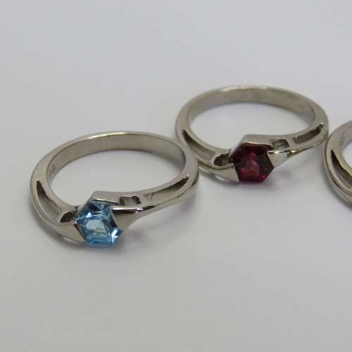 Costume lot of 3 rings with different color stones - Never worn - Silver look-alike - Size L