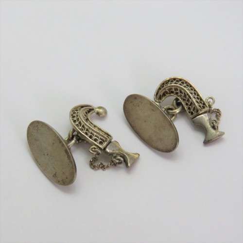 Pair of cufflinks with Arabian knives