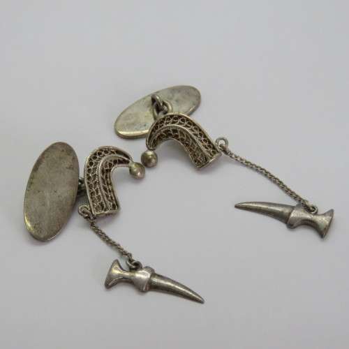 Pair of cufflinks with Arabian knives