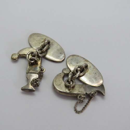 Pair of cufflinks with Arabian knives