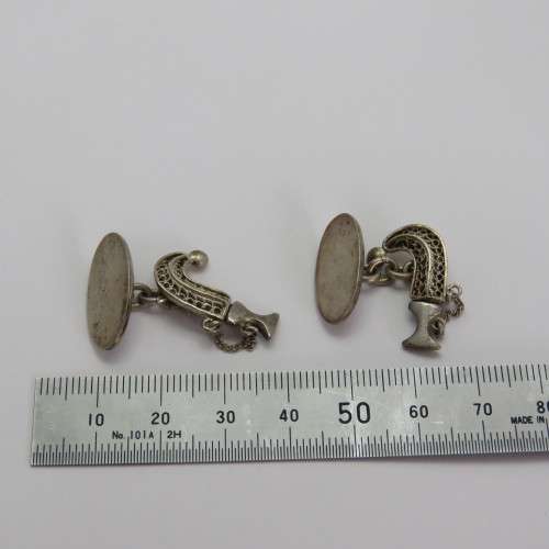 Pair of cufflinks with Arabian knives