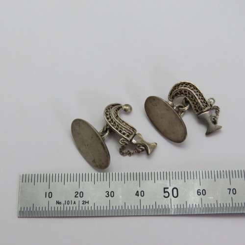 Pair of cufflinks with Arabian knives