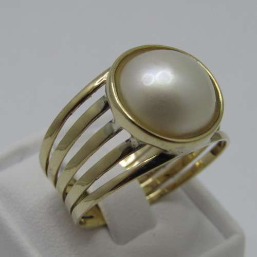 9kt Gold Mabe pearl ring - weighs 4.5g - size U/10