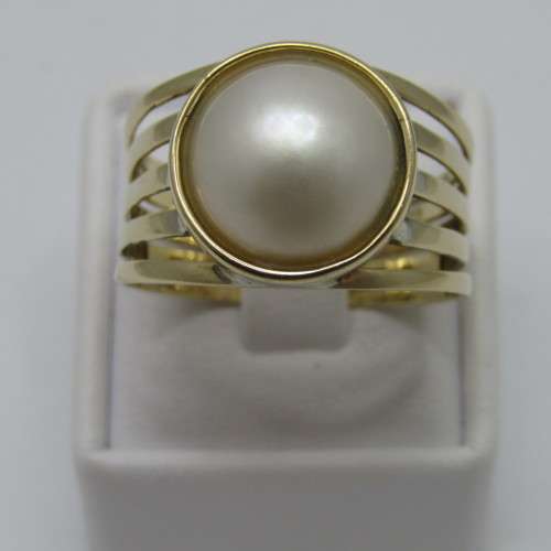 9kt Gold Mabe pearl ring - weighs 4.5g - size U/10