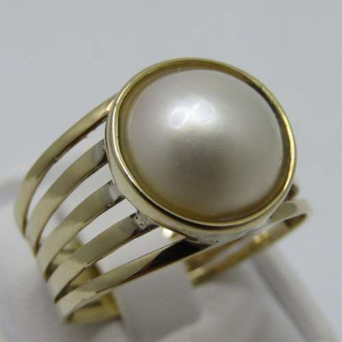 9kt Gold Mabe pearl ring - weighs 4.5g - size U/10