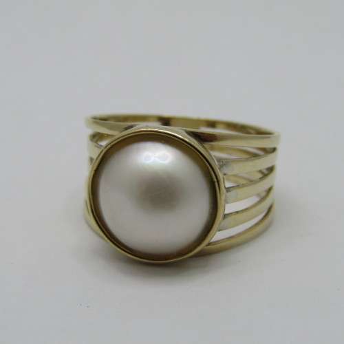 9kt Gold Mabe pearl ring - weighs 4.5g - size U/10