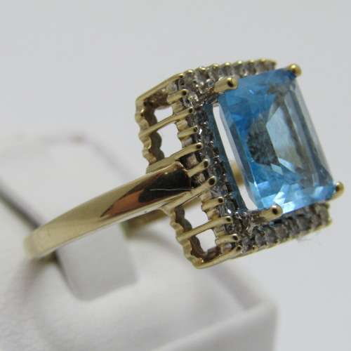 9kt Gold ring with 3.5ct blue topaz and small diamonds of 0.28ct in total - weighs 4.8g - size O/7