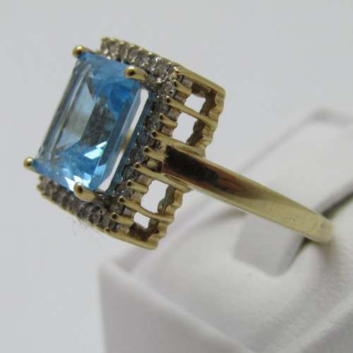9kt Gold ring with 3.5ct blue topaz and small diamonds of 0.28ct in total - weighs 4.8g - size O/7