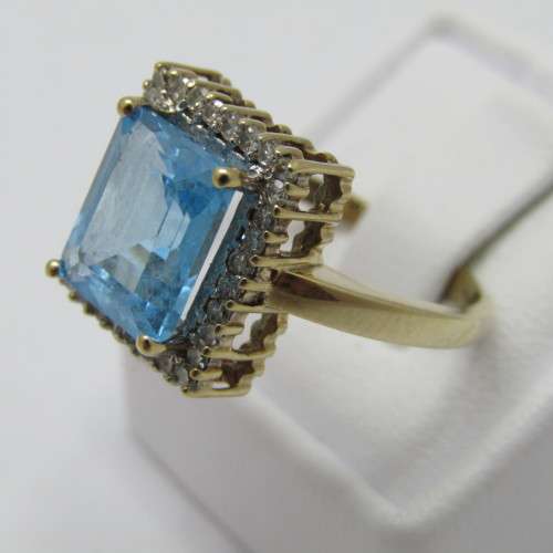 9kt Gold ring with 3.5ct blue topaz and small diamonds of 0.28ct in total - weighs 4.8g - size O/7