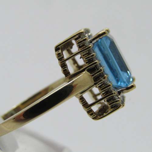9kt Gold ring with 3.5ct blue topaz and small diamonds of 0.28ct in total - weighs 4.8g - size O/7
