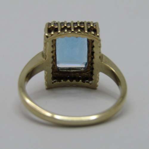 9kt Gold ring with 3.5ct blue topaz and small diamonds of 0.28ct in total - weighs 4.8g - size O/7