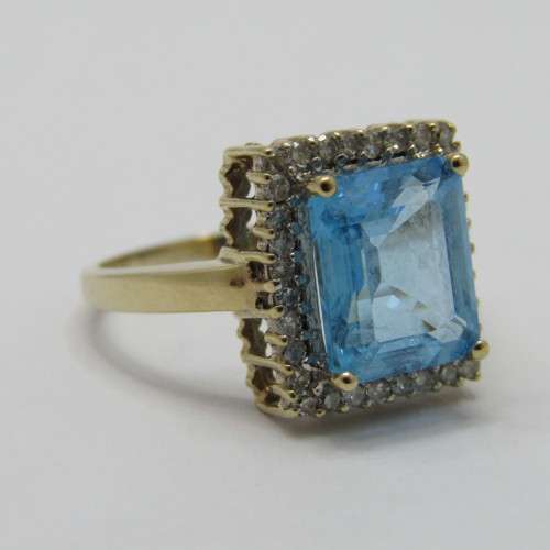 9kt Gold ring with 3.5ct blue topaz and small diamonds of 0.28ct in total - weighs 4.8g - size O/7
