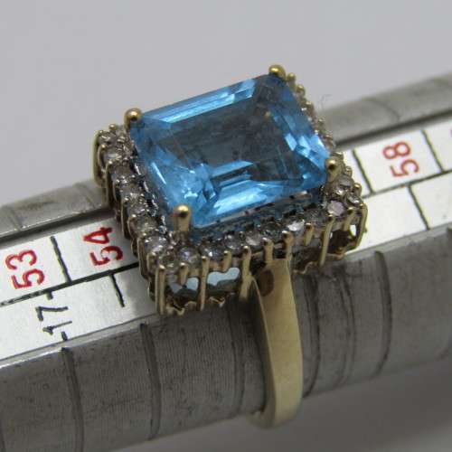 9kt Gold ring with 3.5ct blue topaz and small diamonds of 0.28ct in total - weighs 4.8g - size O/7