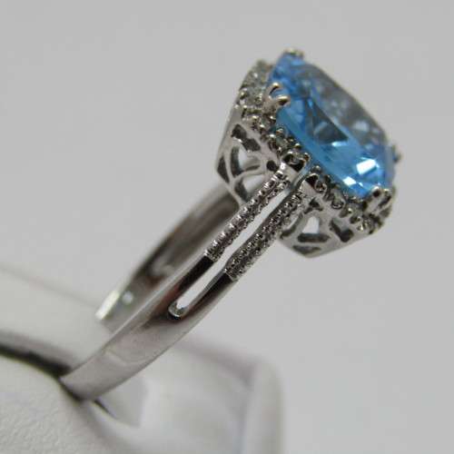 9kt Gold ring with blue Topaz and small diamonds of 0.13ct - weighs 3.5g - size N/7 - new never worn