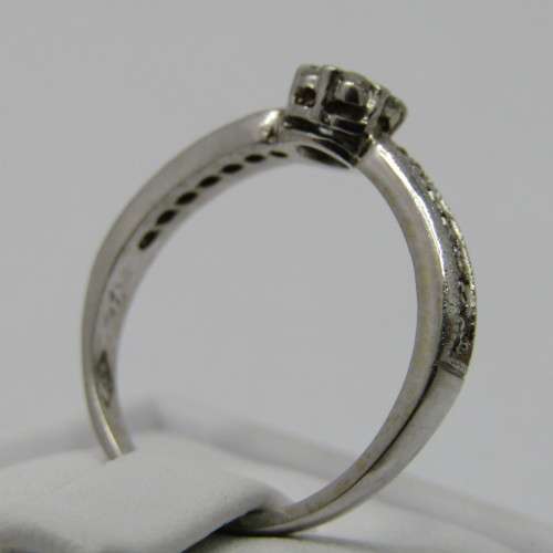9kt White Gold diamond ring with 0.10ct diamond and smaller 0.15ct in total - weighs 2.2g - size L/6