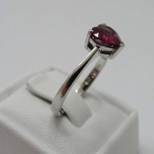 9kt White Gold ring with Rhodolite 1.48ct - weighs 2g - size M/7