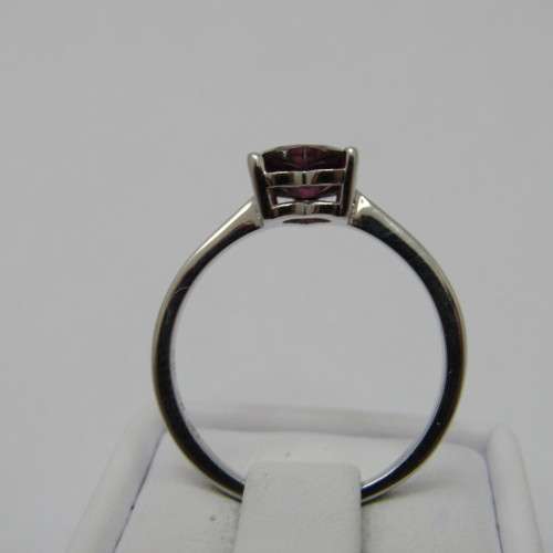 9kt White Gold ring with Rhodolite 1.48ct - weighs 2g - size M/7