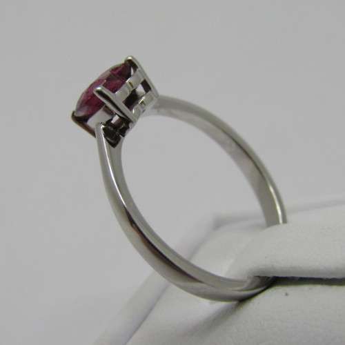 9kt White Gold ring with Rhodolite 1.48ct - weighs 2g - size M/7