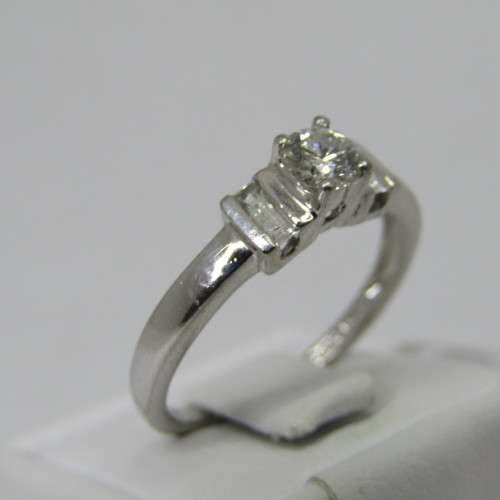 Platinum diamond ring with round diamond of 0.31ct and 2 baguette diamonds of 0.14ct - weighs 4.4g