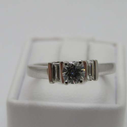 Platinum diamond ring with round diamond of 0.31ct and 2 baguette diamonds of 0.14ct - weighs 4.4g