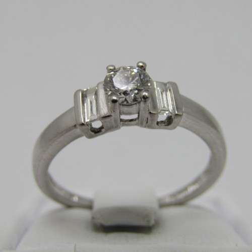 Platinum diamond ring with round diamond of 0.31ct and 2 baguette diamonds of 0.14ct - weighs 4.4g