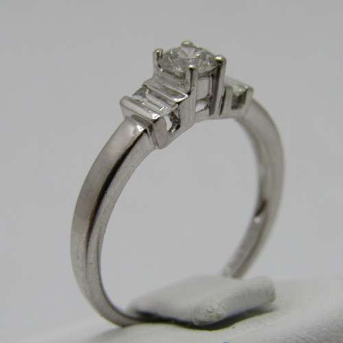 Platinum diamond ring with round diamond of 0.31ct and 2 baguette diamonds of 0.14ct - weighs 4.4g