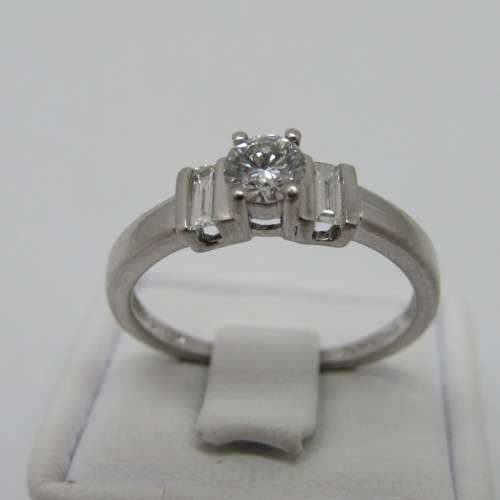 Platinum diamond ring with round diamond of 0.31ct and 2 baguette diamonds of 0.14ct - weighs 4.4g